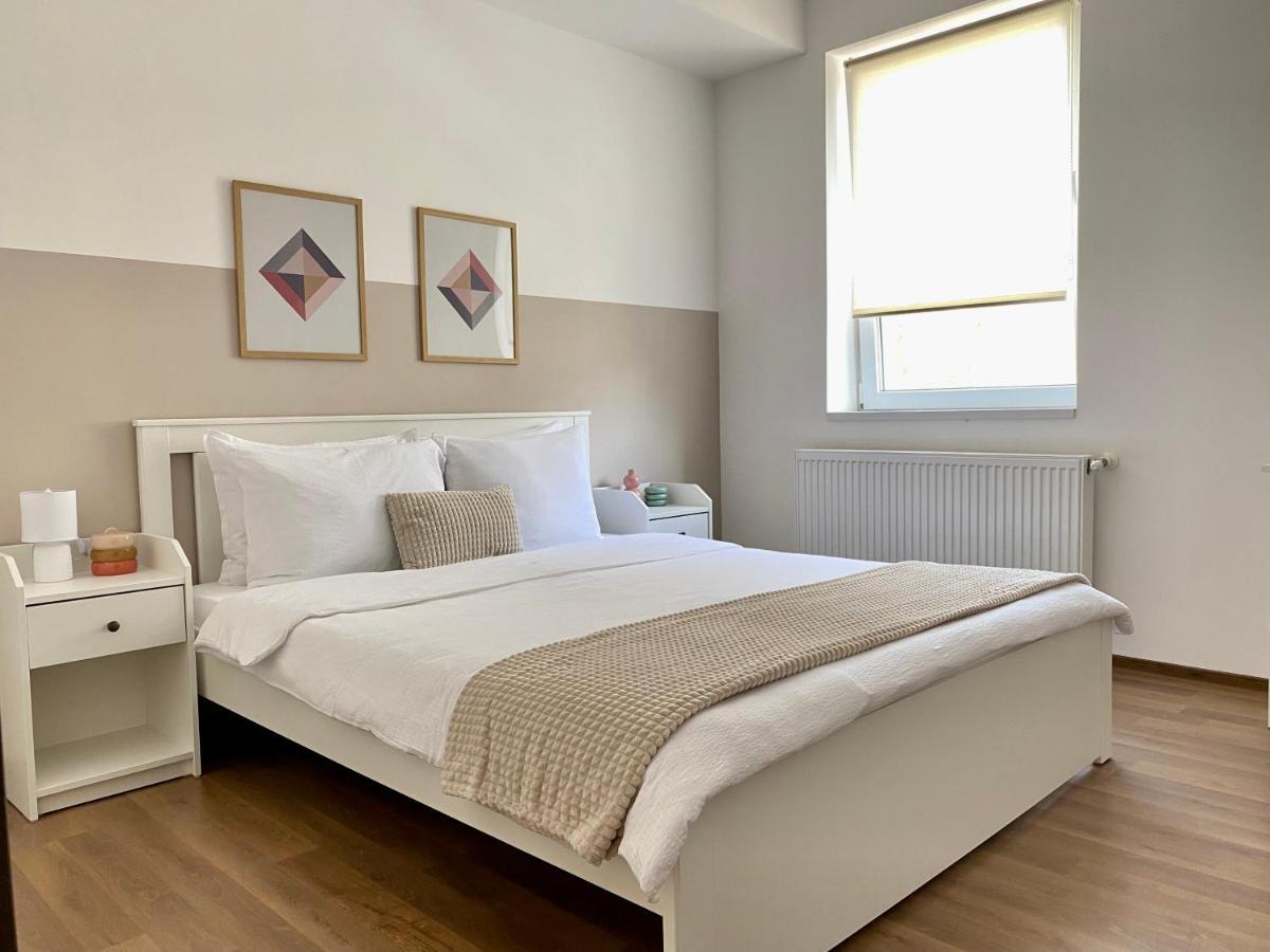 Wanderlust Home Cream, Rasnov Apt For 4, Wifi And Free Parking Buitenkant foto