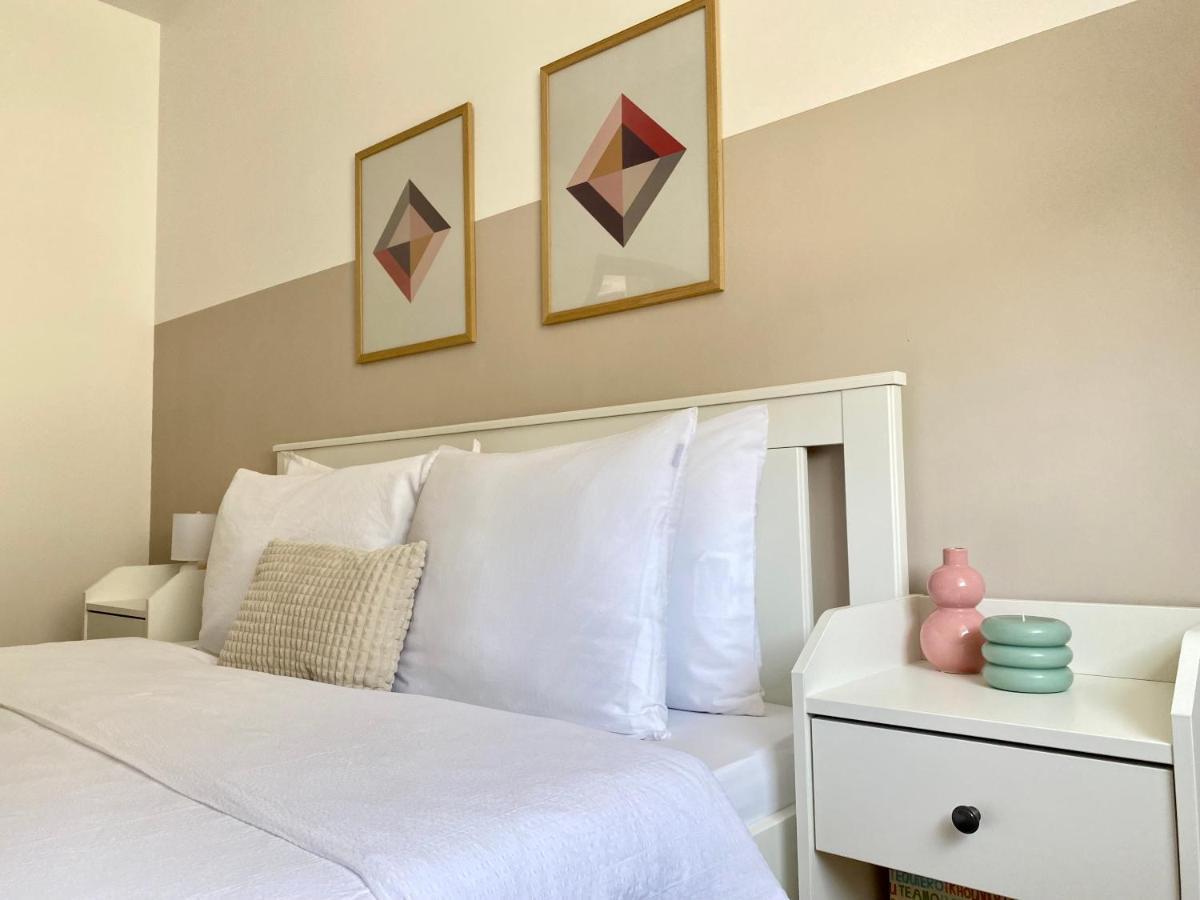 Wanderlust Home Cream, Rasnov Apt For 4, Wifi And Free Parking Buitenkant foto