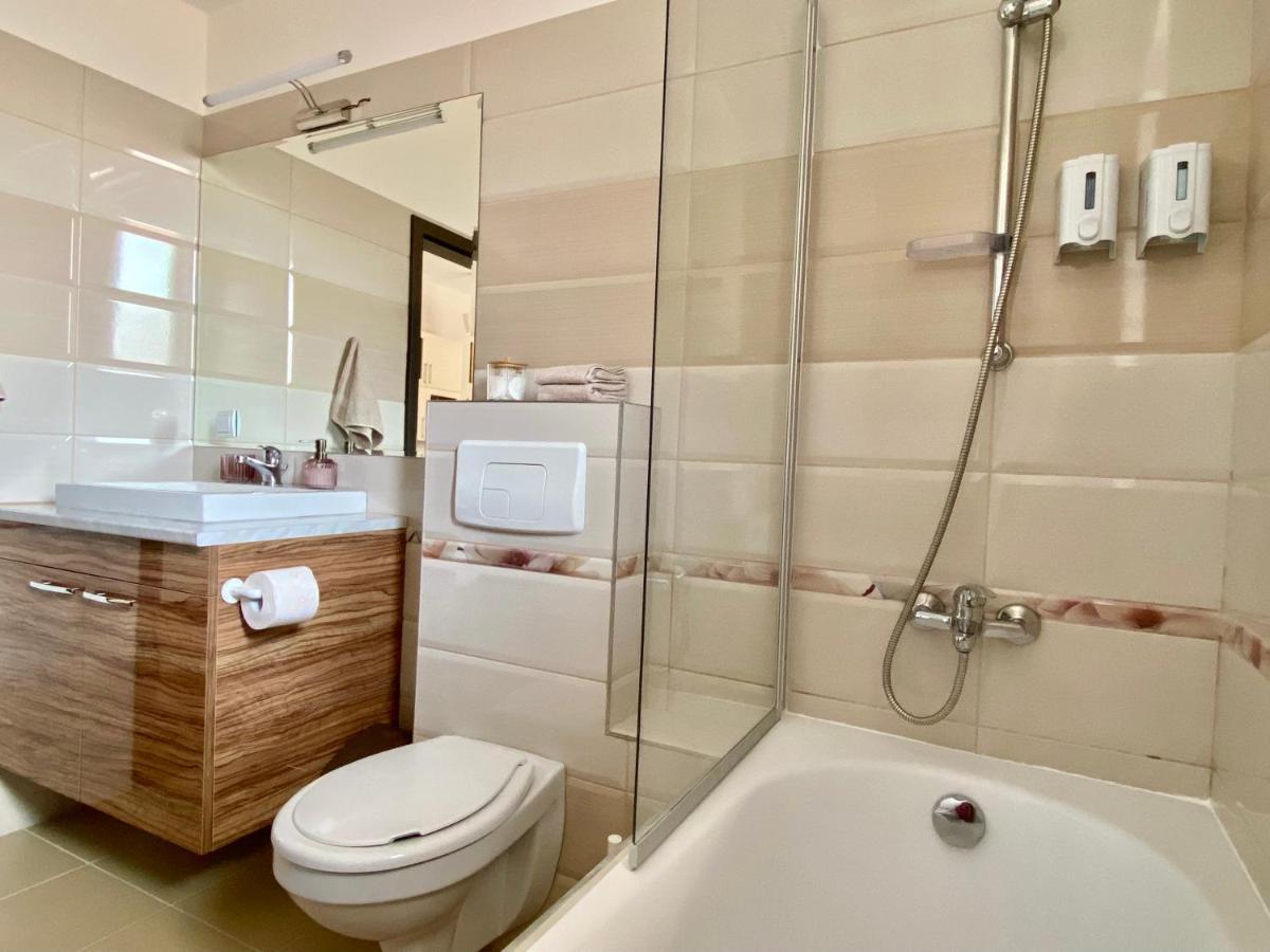 Wanderlust Home Cream, Rasnov Apt For 4, Wifi And Free Parking Buitenkant foto