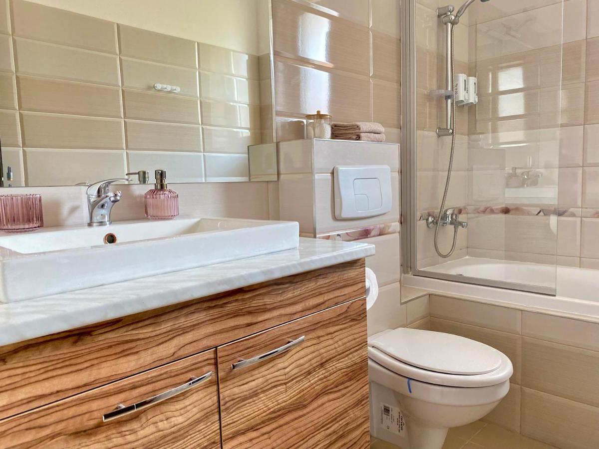 Wanderlust Home Cream, Rasnov Apt For 4, Wifi And Free Parking Buitenkant foto