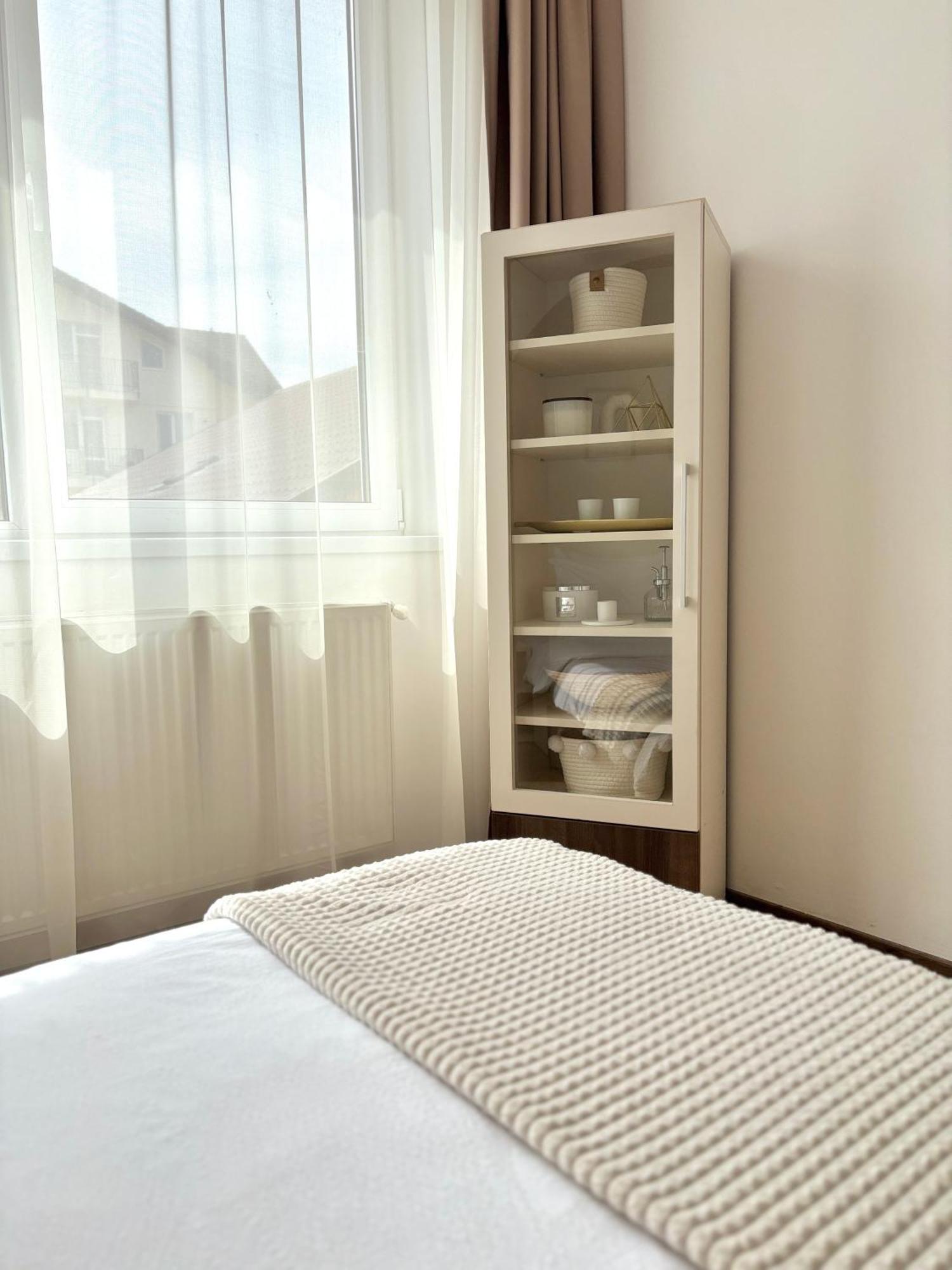 Wanderlust Home Cream, Rasnov Apt For 4, Wifi And Free Parking Buitenkant foto